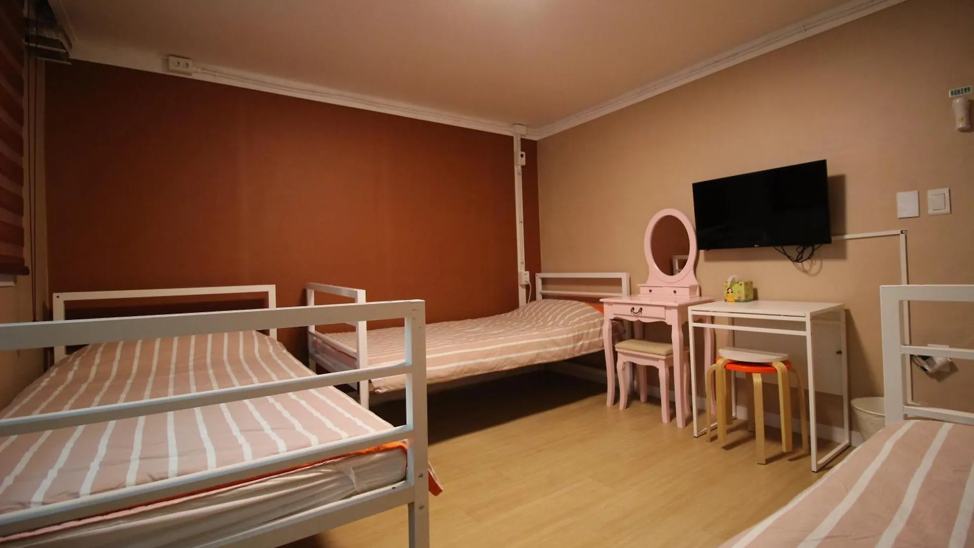 Bunk Guesthouse Hongdae Seoul 2*,  South Korea